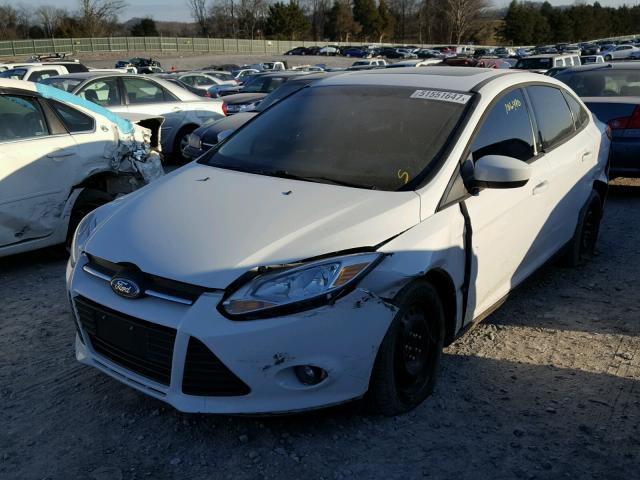 1FAHP3F21CL308408 - 2012 FORD FOCUS SE WHITE photo 2