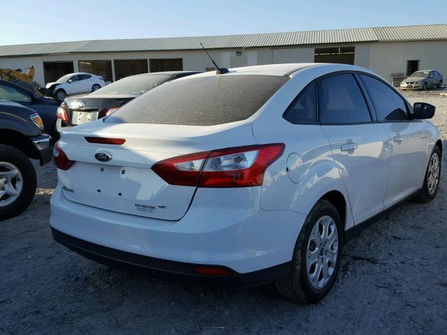 1FAHP3F21CL308408 - 2012 FORD FOCUS SE WHITE photo 4