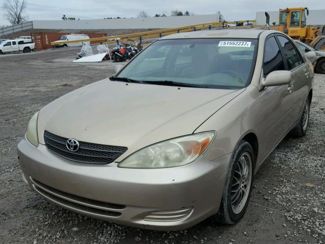 4T1BE32KX2U112855 - 2002 TOYOTA CAMRY LE GOLD photo 2