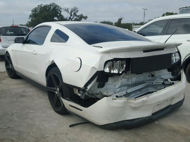 1ZVBP8AM6B5135488 - 2011 FORD MUSTANG WHITE photo 3