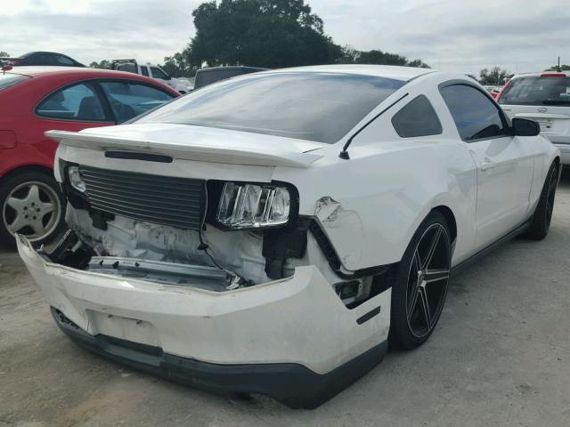 1ZVBP8AM6B5135488 - 2011 FORD MUSTANG WHITE photo 4