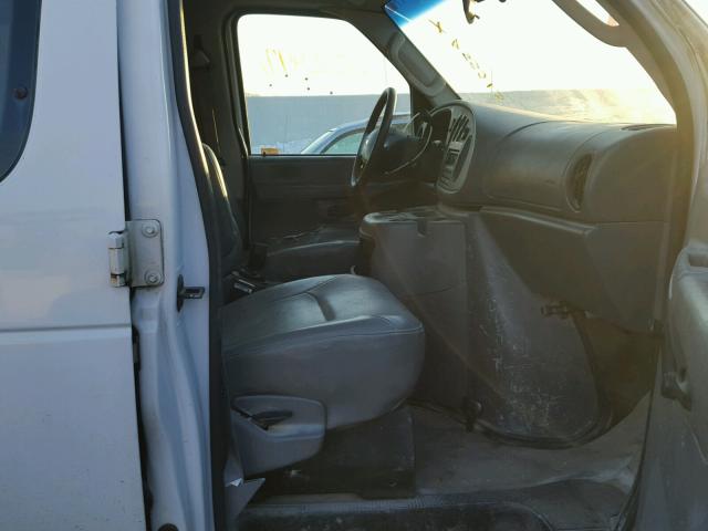 1FTNE24L93HA23046 - 2003 FORD ECONOLINE WHITE photo 5