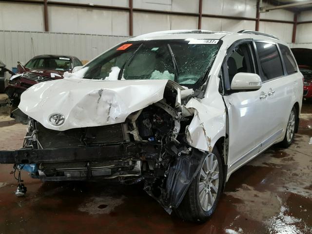 5TDYK3DC0FS527285 - 2015 TOYOTA SIENNA XLE WHITE photo 2