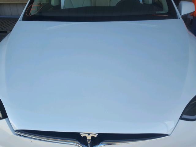 5YJXCAE23HF064441 - 2017 TESLA MODEL X WHITE photo 7