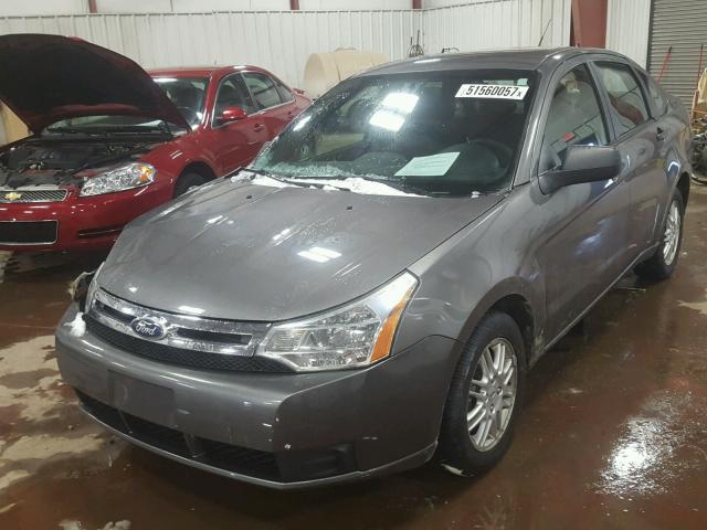 1FAHP3FN1AW298985 - 2010 FORD FOCUS SE GRAY photo 2