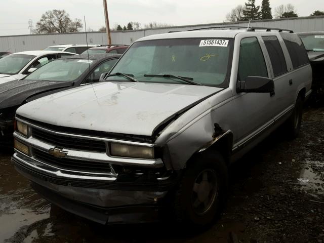 3GNEC16R1TG107722 - 1996 CHEVROLET SUBURBAN C SILVER photo 2