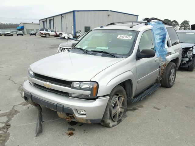 1GNDT13S652255928 - 2005 CHEVROLET TRAILBLAZE SILVER photo 2