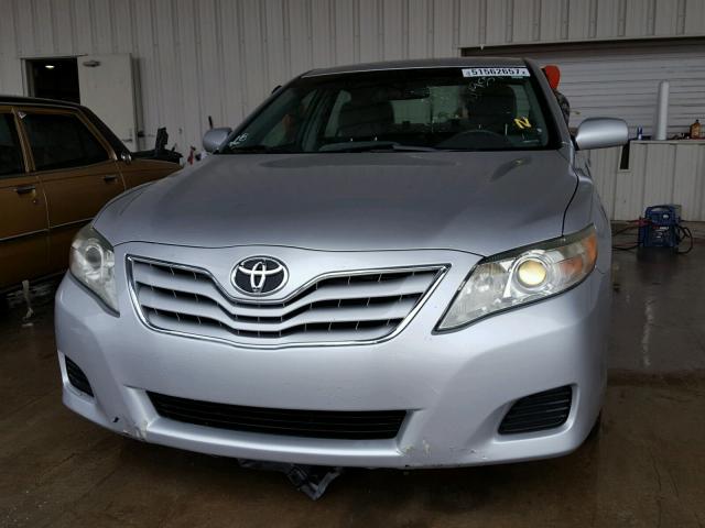 4T1BF3EK4BU704261 - 2011 TOYOTA CAMRY BASE SILVER photo 9