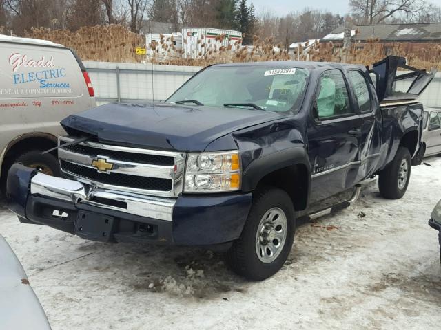 1GCSKPEAXAZ167329 - 2010 CHEVROLET SILVERADO BLUE photo 2