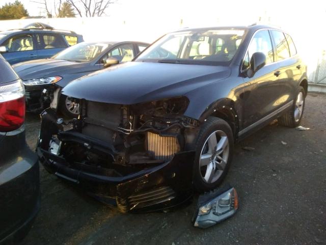 WVGEP9BP6DD013555 - 2013 VOLKSWAGEN TOUAREG V6 BLACK photo 2