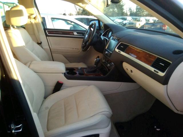 WVGEP9BP6DD013555 - 2013 VOLKSWAGEN TOUAREG V6 BLACK photo 5