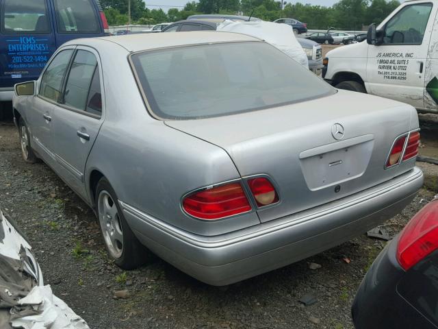 WDBJF65F6WA606875 - 1998 MERCEDES-BENZ E 320 SILVER photo 3