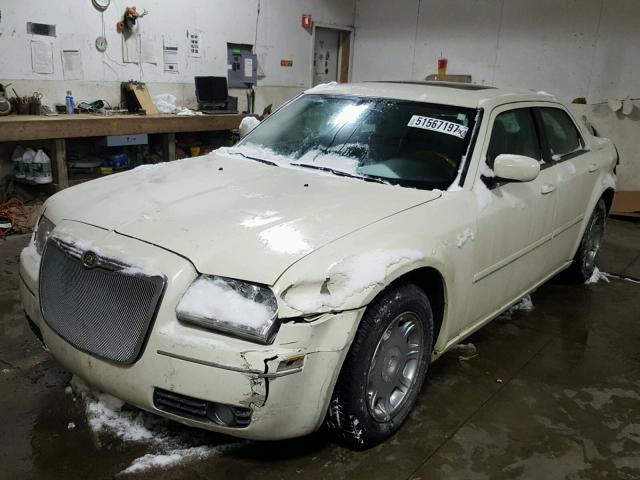 2C3AA53G85H644716 - 2005 CHRYSLER 300 TOURIN CREAM photo 2