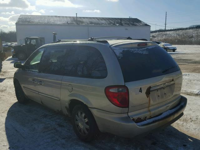 2C8GP54LX5R342756 - 2005 CHRYSLER TOWN & COU GOLD photo 3