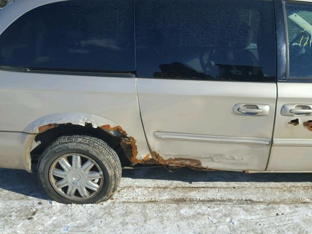 2C8GP54LX5R342756 - 2005 CHRYSLER TOWN & COU GOLD photo 9