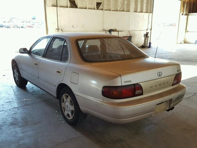 JT2BF12K3T0148930 - 1996 TOYOTA CAMRY LE ვერცხლისფერი ფოტო 3