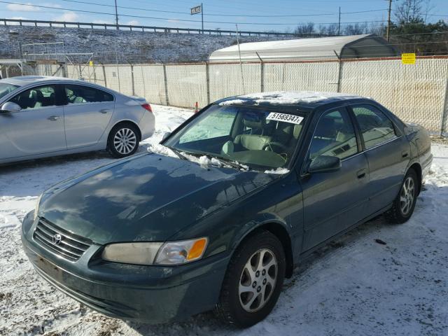 JT2BF28K9X0189128 - 1999 TOYOTA CAMRY LE GREEN photo 2