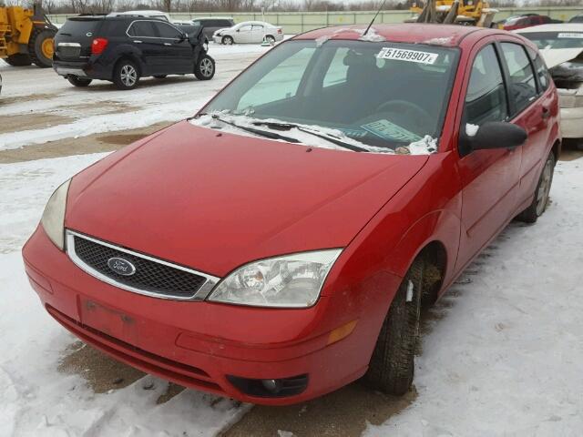 3FAFP37N55R122343 - 2005 FORD FOCUS ZX5 RED photo 2
