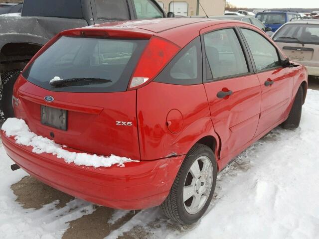 3FAFP37N55R122343 - 2005 FORD FOCUS ZX5 RED photo 4