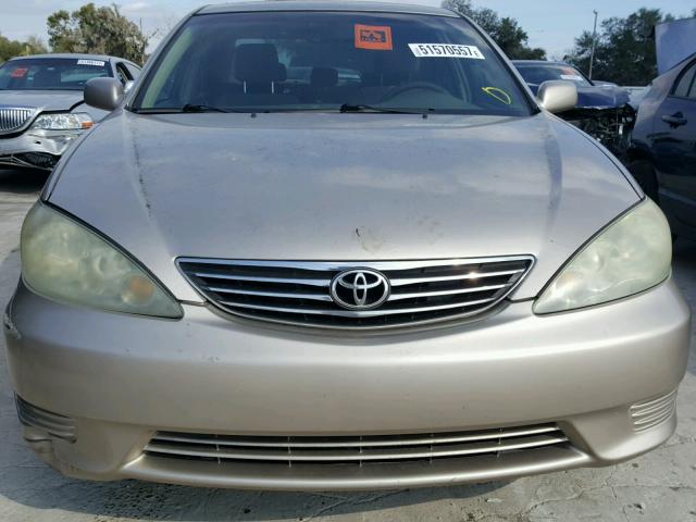 4T1BE32K65U500542 - 2005 TOYOTA CAMRY LE SILVER photo 9