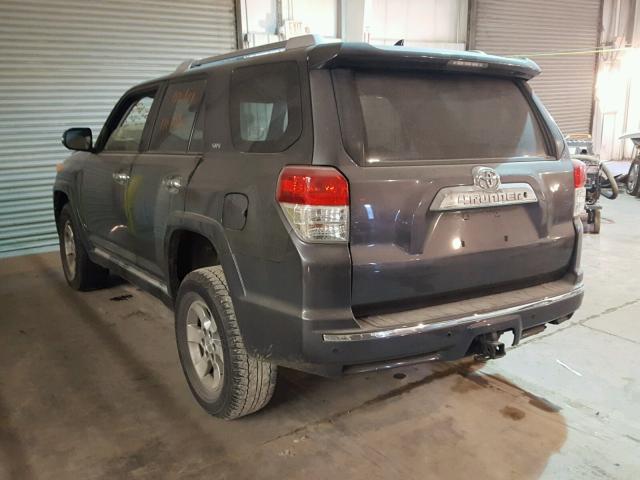 JTEBU5JR9D5142097 - 2013 TOYOTA 4RUNNER SR CHARCOAL photo 3