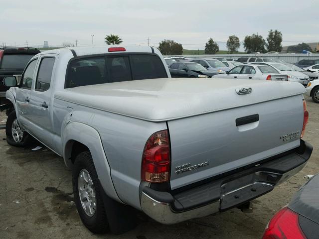 5TEKU72N35Z070310 - 2005 TOYOTA TACOMA DOU SILVER photo 3