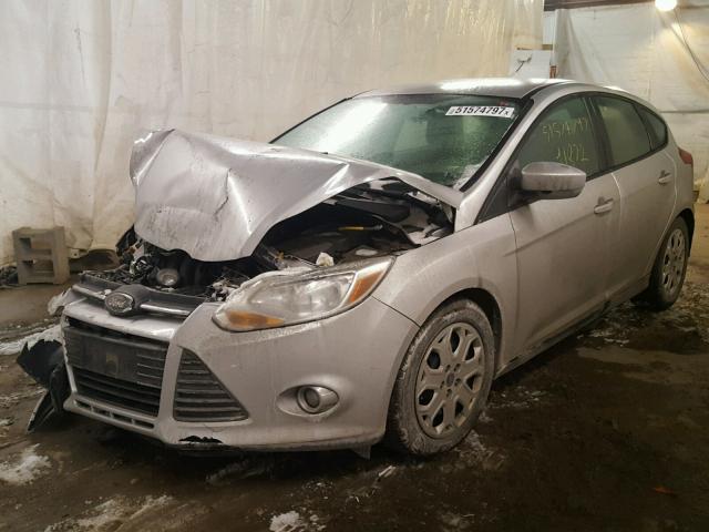 1FAHP3K27CL233462 - 2012 FORD FOCUS SE SILVER photo 2