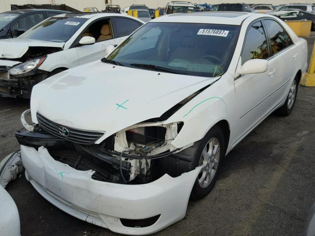 4T1BF30K45U620145 - 2005 TOYOTA CAMRY LE WHITE photo 2