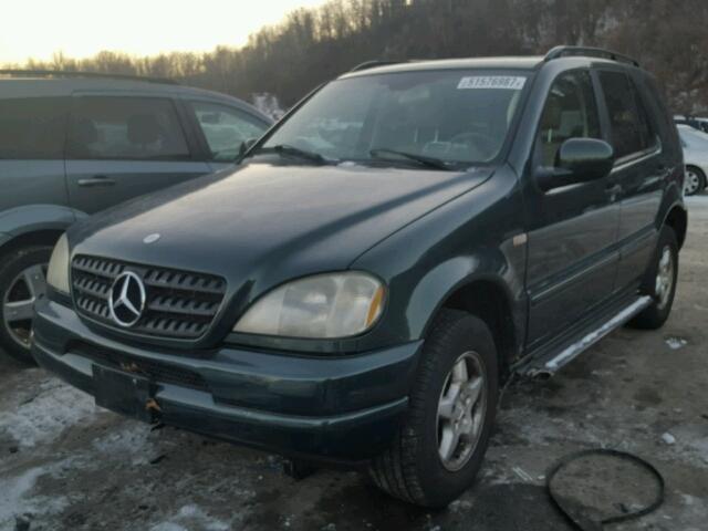 4JGAB54E01A274131 - 2001 MERCEDES-BENZ ML 320 GREEN photo 2