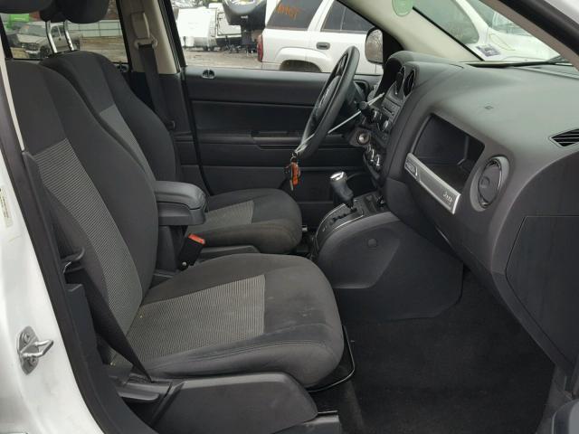 1C4NJCBA1FD156639 - 2015 JEEP COMPASS SP WHITE photo 5