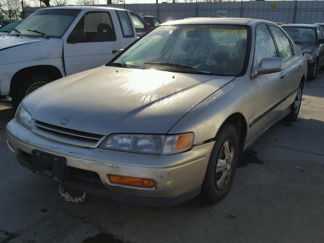 1HGCD5635RA124581 - 1994 HONDA ACCORD LX GOLD photo 2