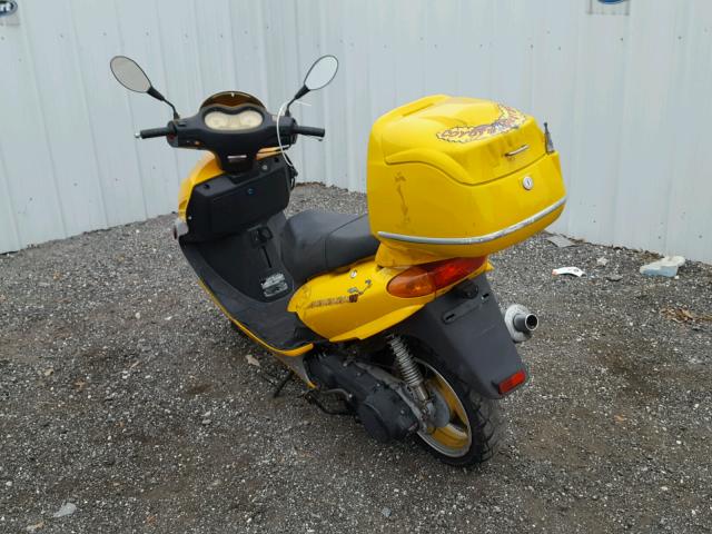 LXDTCKP03B2051554 - 2011 ZLMC SCOOTER YELLOW photo 3