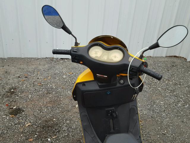 LXDTCKP03B2051554 - 2011 ZLMC SCOOTER YELLOW photo 5