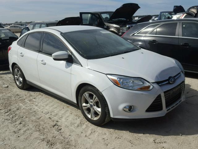 1FAHP3F25CL381877 - 2012 FORD FOCUS SE WHITE photo 1