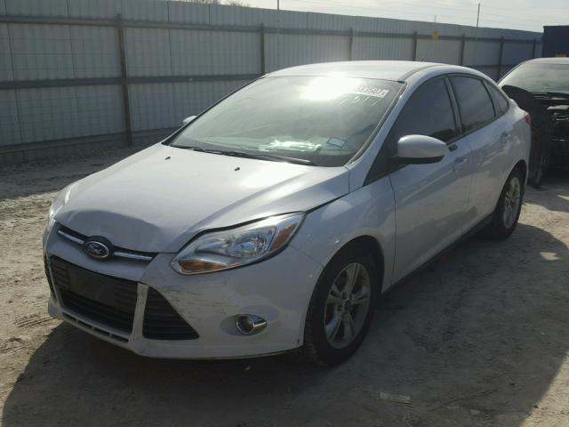 1FAHP3F25CL381877 - 2012 FORD FOCUS SE WHITE photo 2