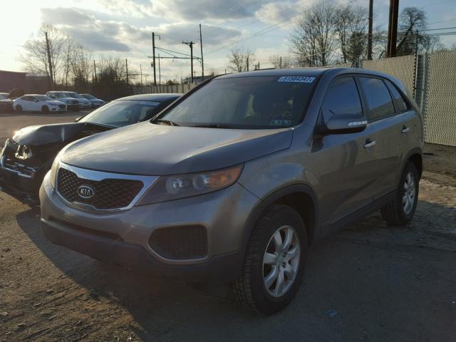 5XYKT3A11BG015791 - 2011 KIA SORENTO BA GRAY photo 2