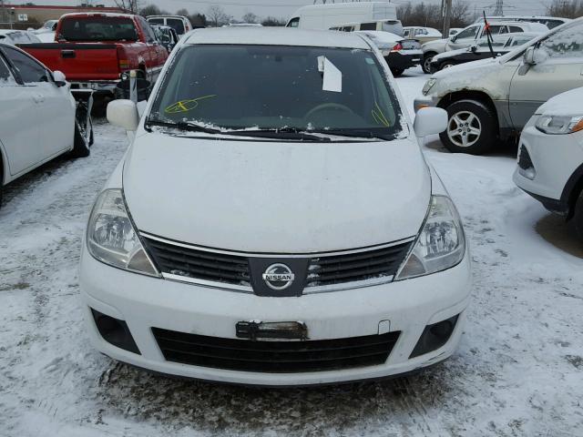 3N1BC11E68L390054 - 2008 NISSAN VERSA S WHITE photo 9