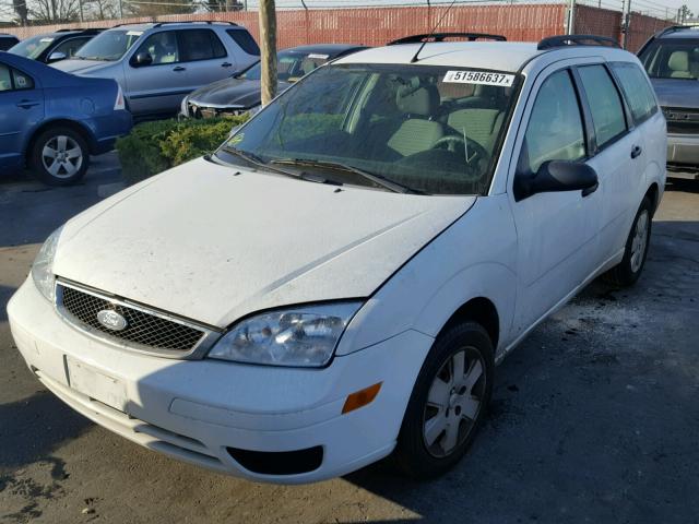 1FAHP36N87W192171 - 2007 FORD FOCUS ZXW WHITE photo 2