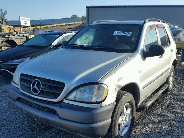 4JGAB54E3XA136415 - 1999 MERCEDES-BENZ ML 320 SILVER photo 2