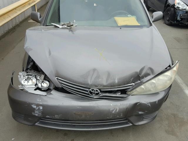 4T1BE32K95U637166 - 2005 TOYOTA CAMRY LE GRAY photo 7