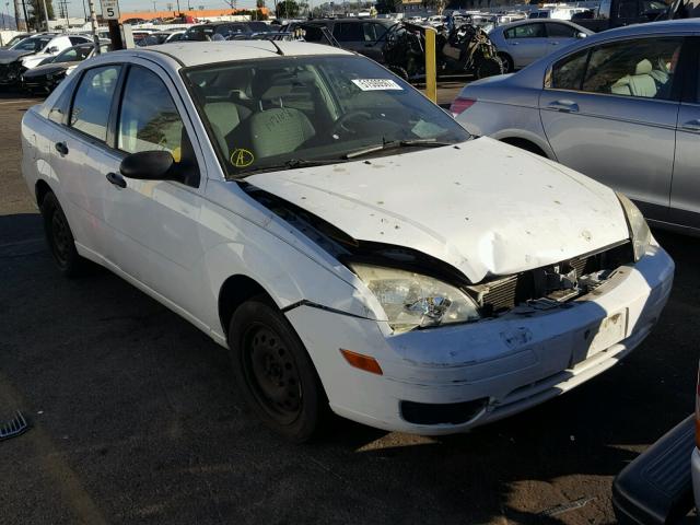 1FAFP34N15W121935 - 2005 FORD FOCUS ZX4 WHITE photo 1