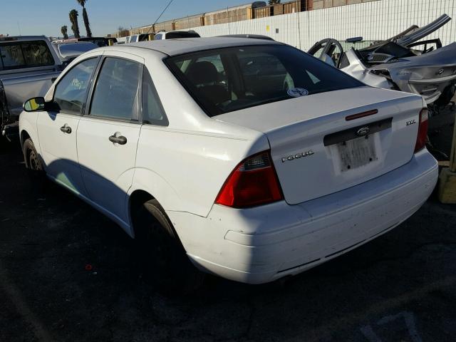 1FAFP34N15W121935 - 2005 FORD FOCUS ZX4 WHITE photo 3