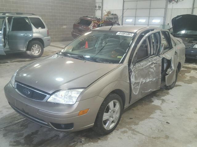 1FAFP34N15W102821 - 2005 FORD FOCUS ZX4 TAN photo 2