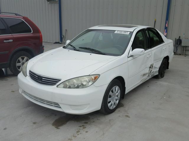 4T1BE30K95U585671 - 2005 TOYOTA CAMRY LE WHITE photo 2