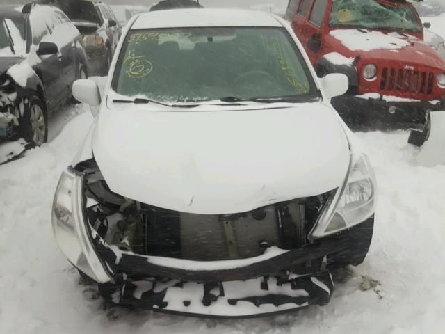 3N1BC13E69L421012 - 2009 NISSAN VERSA S WHITE photo 9