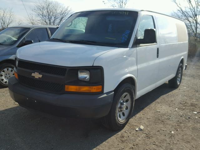 1GCUHAD4XA1114662 - 2010 CHEVROLET EXPRESS G1 WHITE photo 2