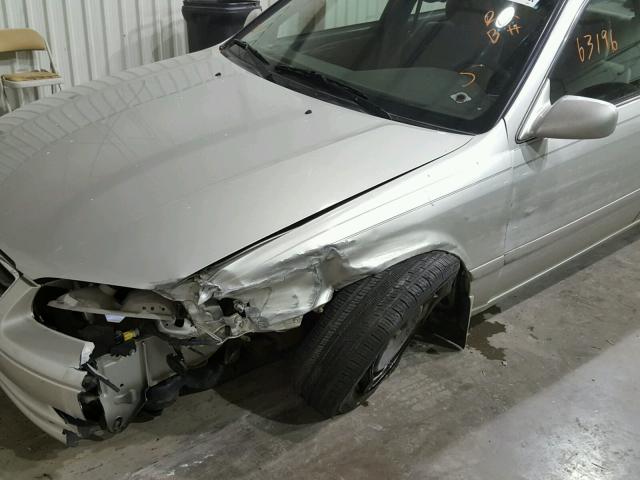 JT2BG22K010568063 - 2001 TOYOTA CAMRY CE SILVER photo 9