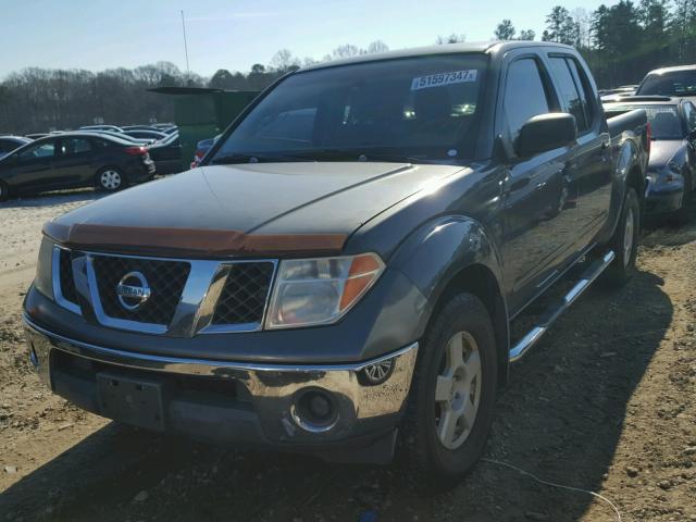 1N6AD07U26C402933 - 2006 NISSAN FRONTIER C GRAY photo 2