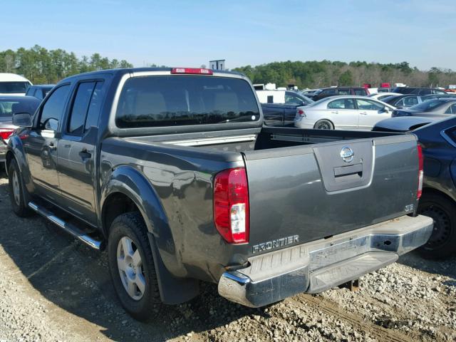 1N6AD07U26C402933 - 2006 NISSAN FRONTIER C GRAY photo 3