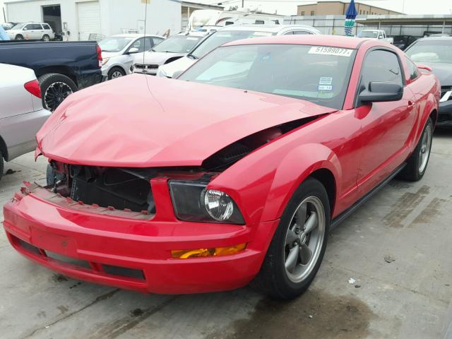 1ZVFT80N855208565 - 2005 FORD MUSTANG RED photo 2